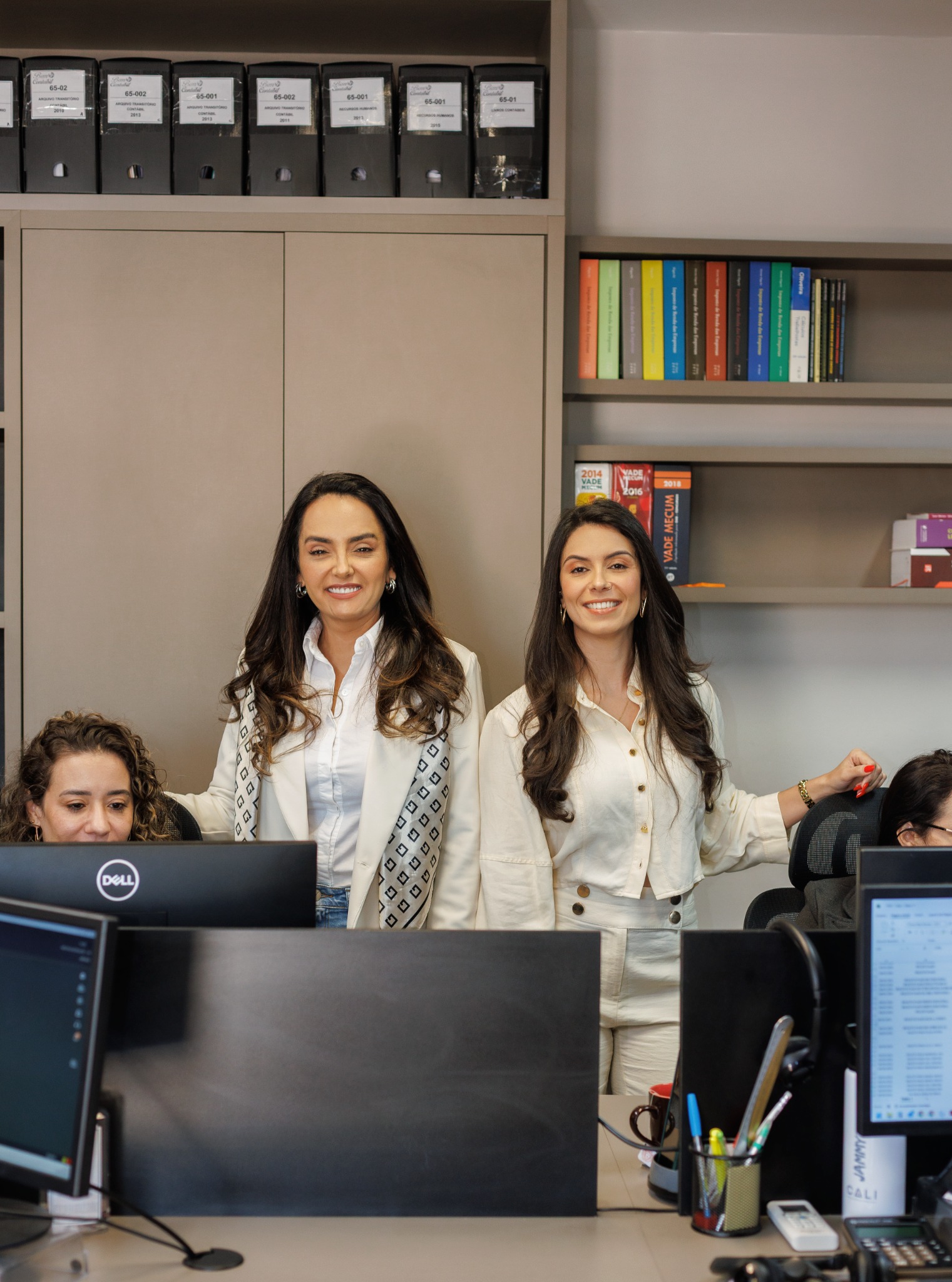 Aline e Carol com a equipe da Álica Contabilidade